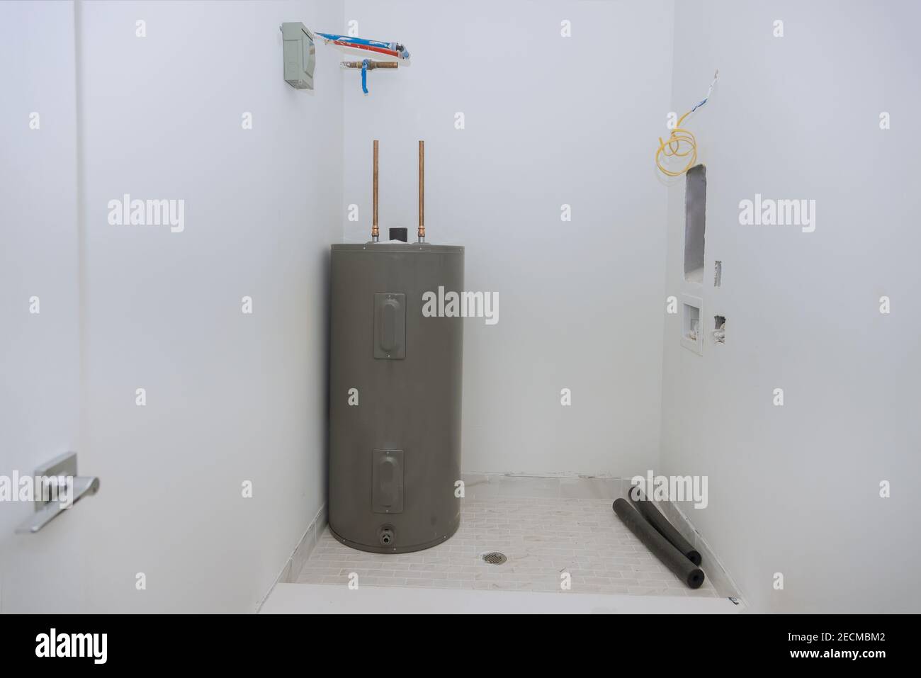 Haushaltsgeräte mit Kessel und Leitungen der Heizung Eines Hauses im Bau Stockfoto