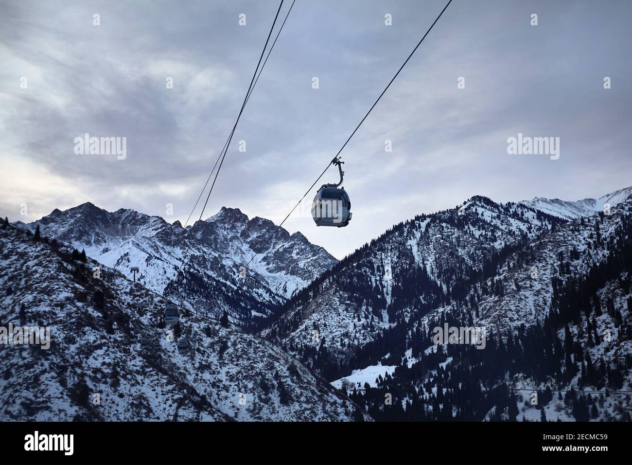 Seilbahn mit Standseilbahn in den Winterbergen im Bergresort Shymbulak in Almaty, Kasachstan Stockfoto