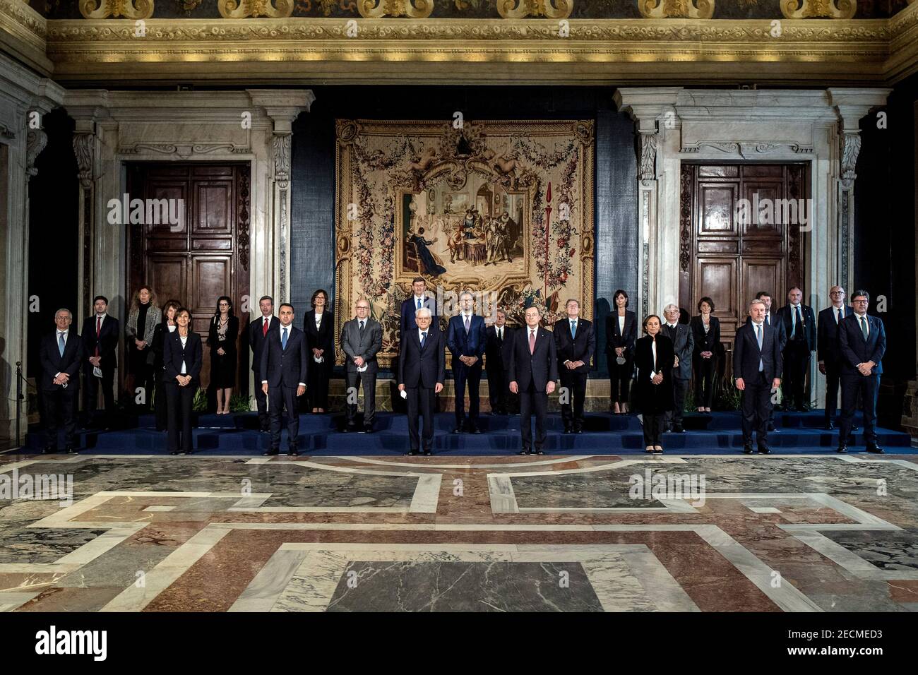 (210214) -- PEKING, 14. Februar 2021 (Xinhua) -- der italienische Präsident Sergio Mattarella (4th L, Front) und Premierminister Mario Draghi (5th L, Front) posieren für ein Gruppenfoto mit anderen Mitgliedern der neuen Regierung im Quirinale Präsidentenpalast in Rom, Italien, 13. Februar 2021. Die italienische Regierung, die aus dem neu ernannten Premierminister Mario Draghi, dem ehemaligen Chef der Europäischen Zentralbank (EZB), gebildet wurde, wurde am Samstag offiziell vereidigt. (Pool über Xinhua) Stockfoto