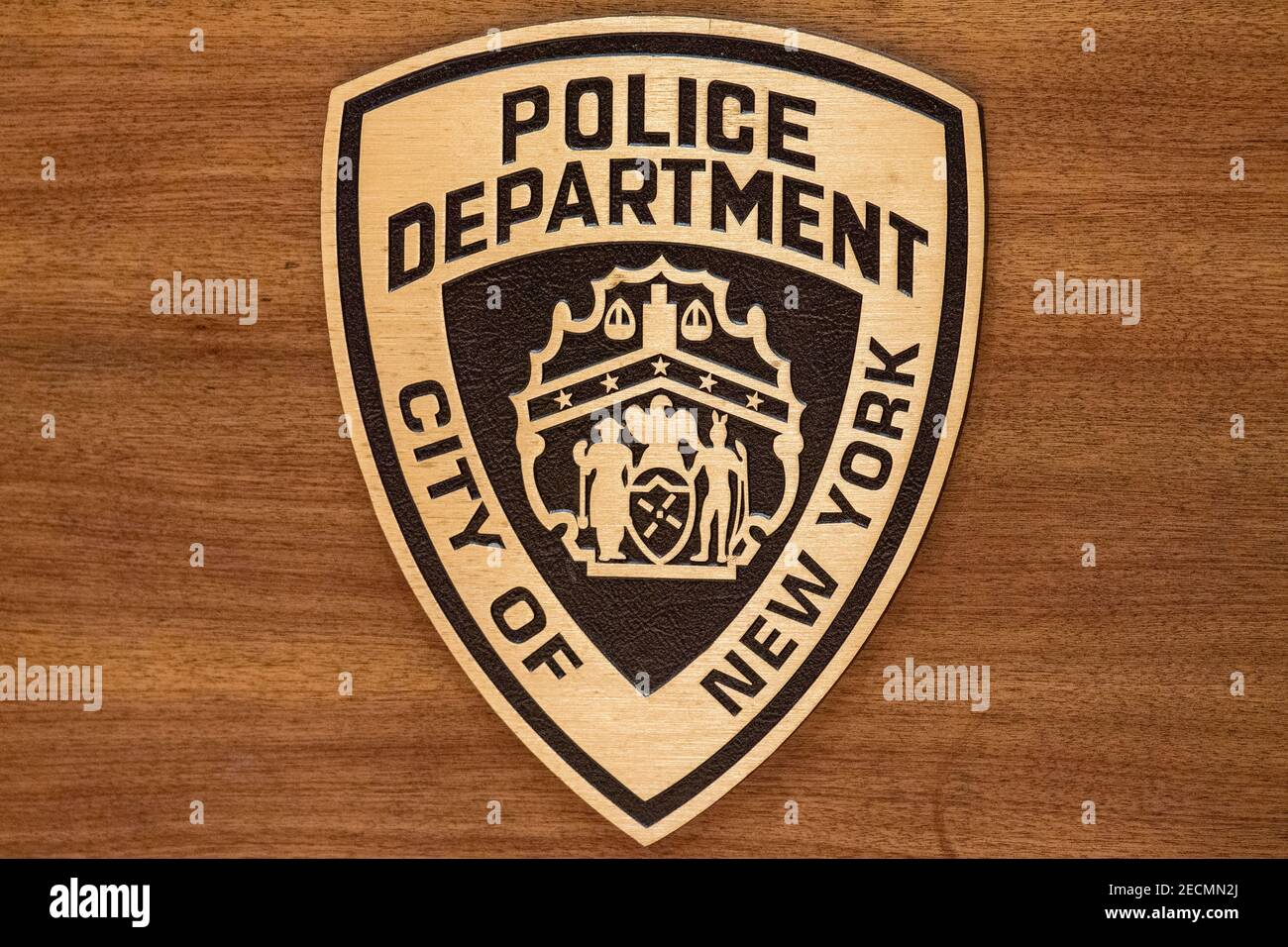 New York, Usa. Februar 2021, 13th. New York City Police Shield Logo gesehen während einer Pressekonferenz. Zwei obdachlose Menschen erstochen, zwei andere verletzt in separaten ZÜGEN in New York City während einer 14-stündigen Reise geglaubt, um von einem eineinigen Mann begangen werden. Kredit: SOPA Images Limited/Alamy Live Nachrichten Stockfoto