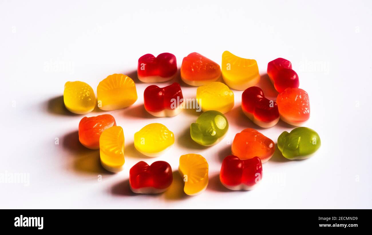 Zusammensetzung der Bunte Jelly Bonbons auf weißem Hintergrund Stockfoto