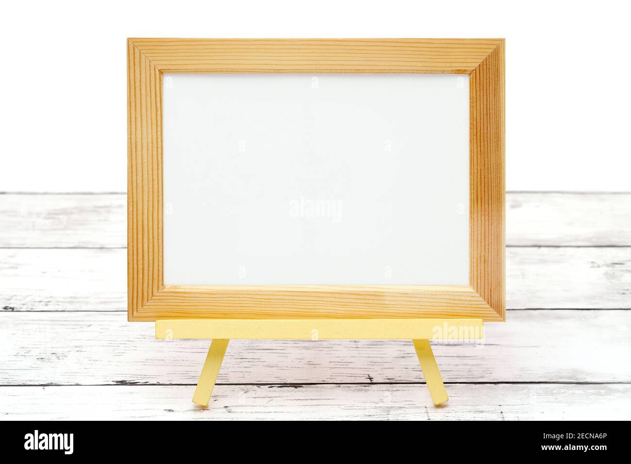 Bilderrahmen aus natürlichem Holz auf weißem Holztisch Stockfoto