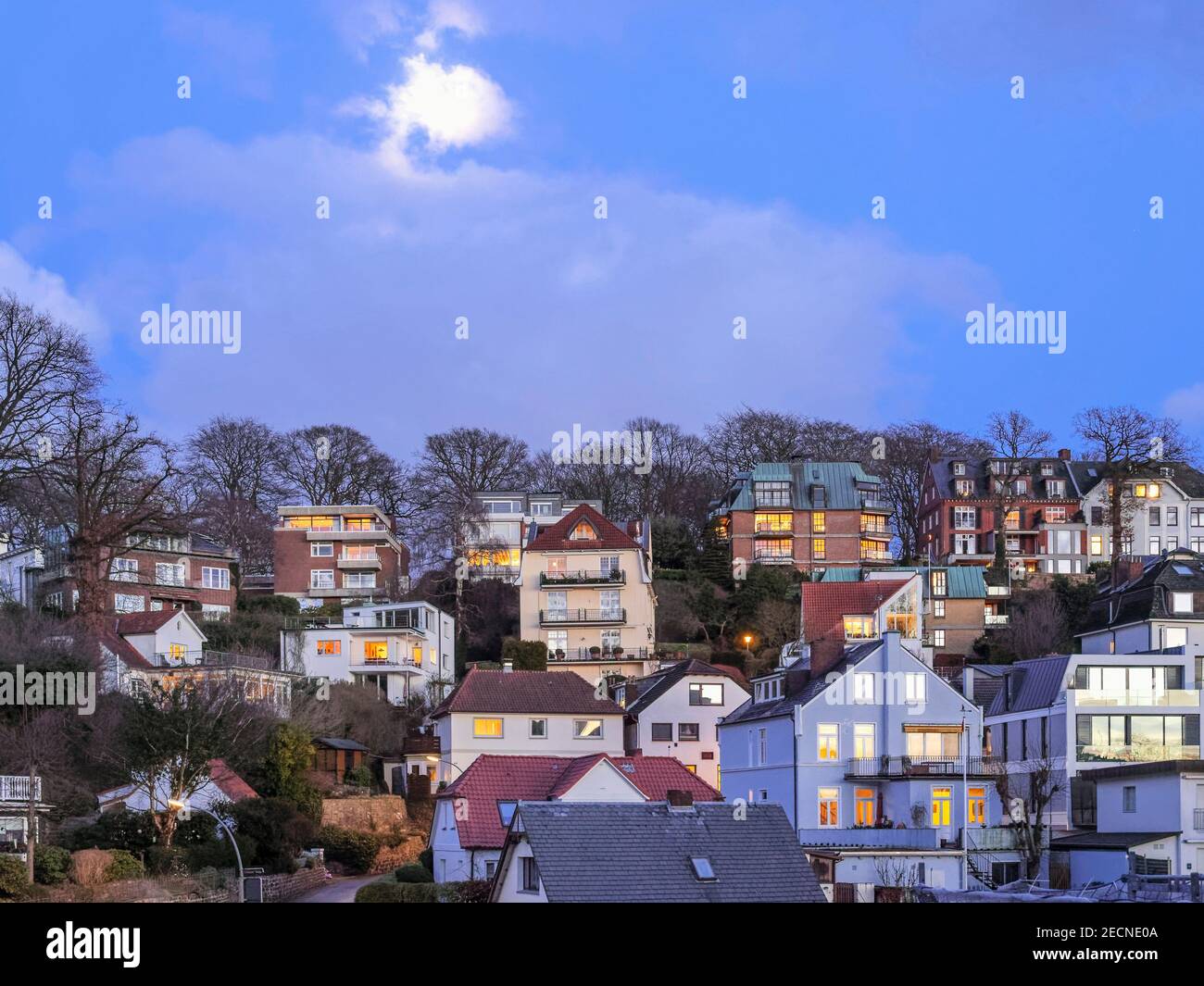 Vollmond, Blaue Stunde im Treppenviertel, Hamburg -Blankenese, Deutschland, Europa Stockfoto