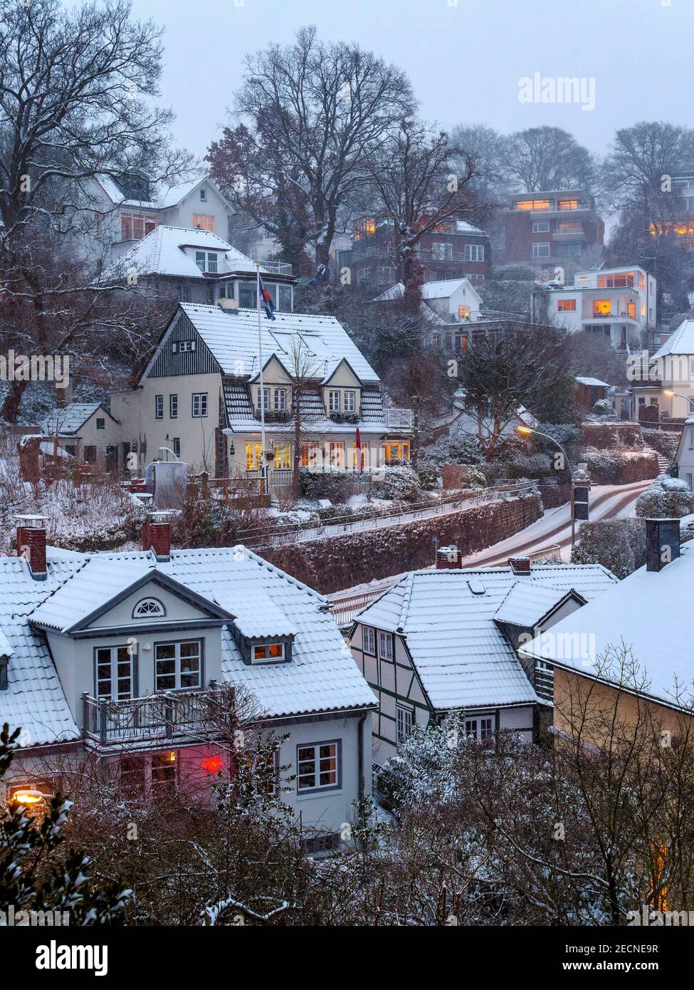 Blaue Stunde-Dämmerung im schneebedeckten Treppenviertel, Hamburg -Blankenese, Deutschland, Europa Stockfoto