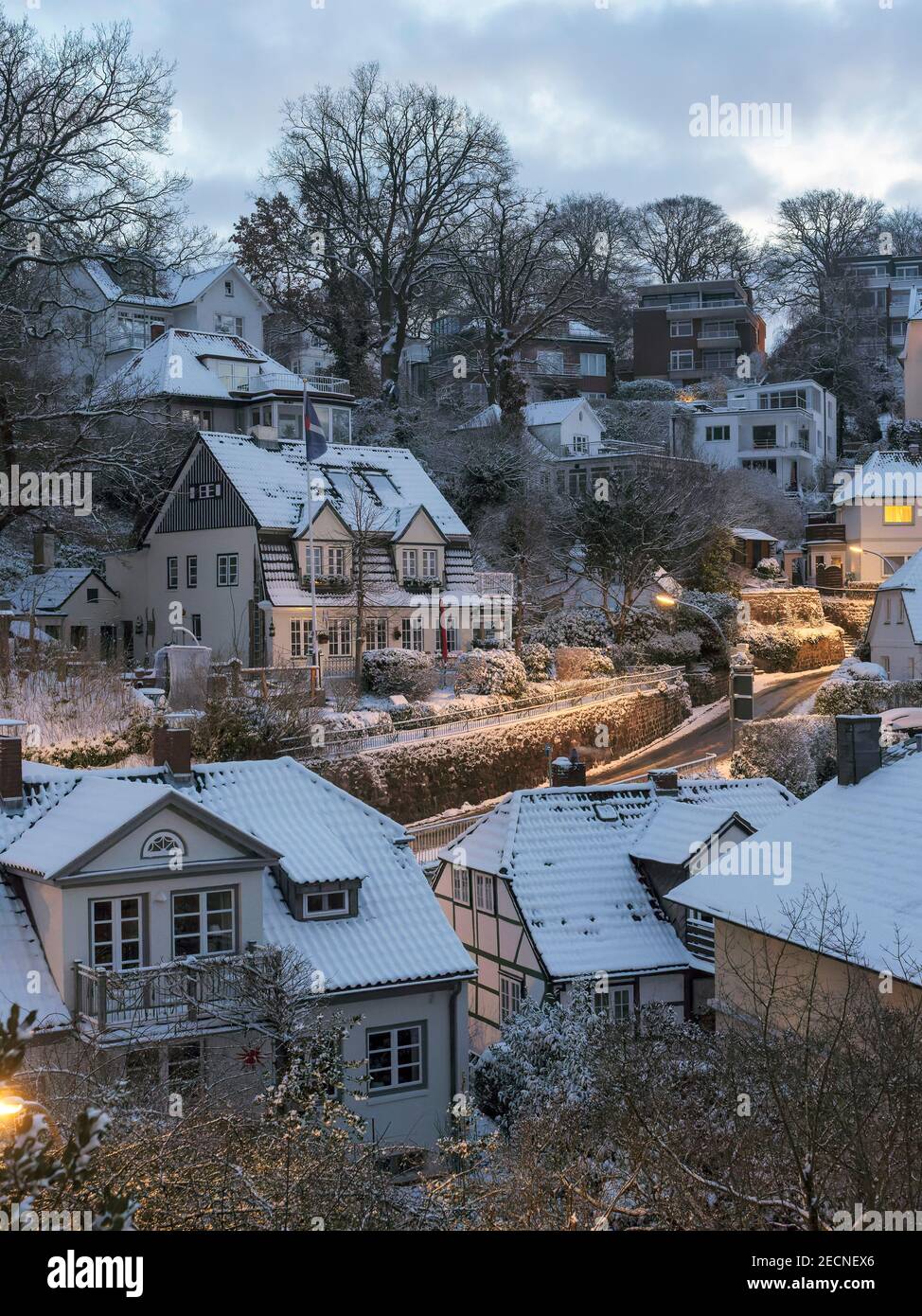 Tagesanbruch im verschneiten Treppenviertel, Hamburg -Blankenese, Deutschland, Europa Stockfoto