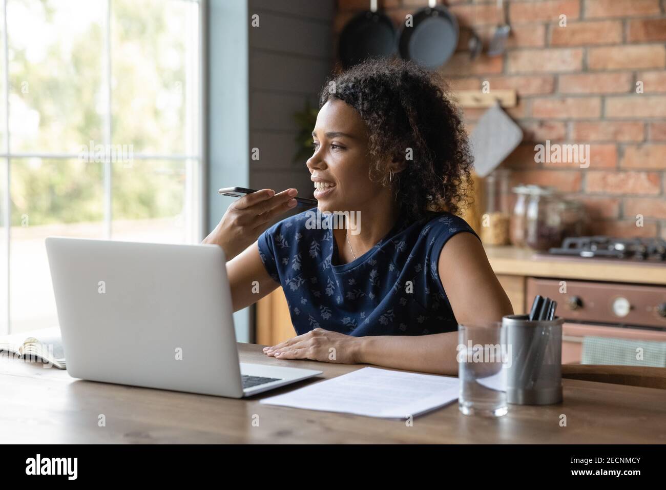 Nahaufnahme lächelnde afroamerikanische Frau, die Sprachnachricht aufzeichnet Stockfoto