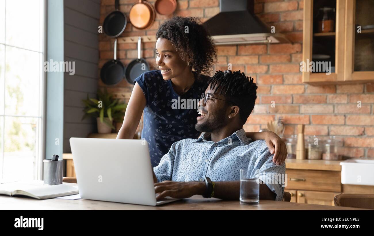 Nahaufnahme glücklich verträumt afroamerikanischen Paar abgelenkt von Laptop Stockfoto