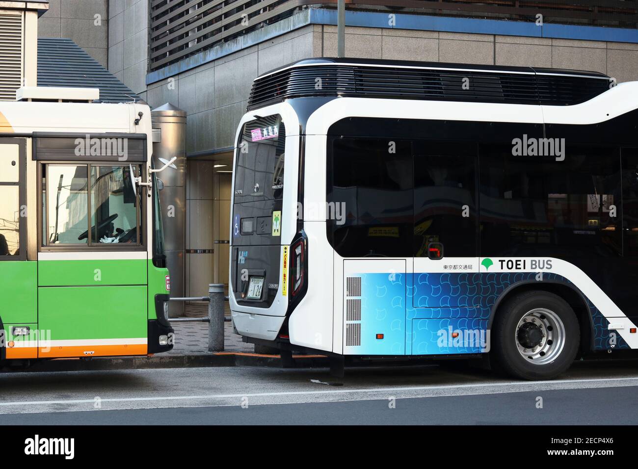 TOKIO, JAPAN - 6. Februar 2021: Ein Paar von TOEI betriebenen Bussen in Tokios Edogawa Ward. Der vorne ist ein Brennstoffzellenbus. Stockfoto