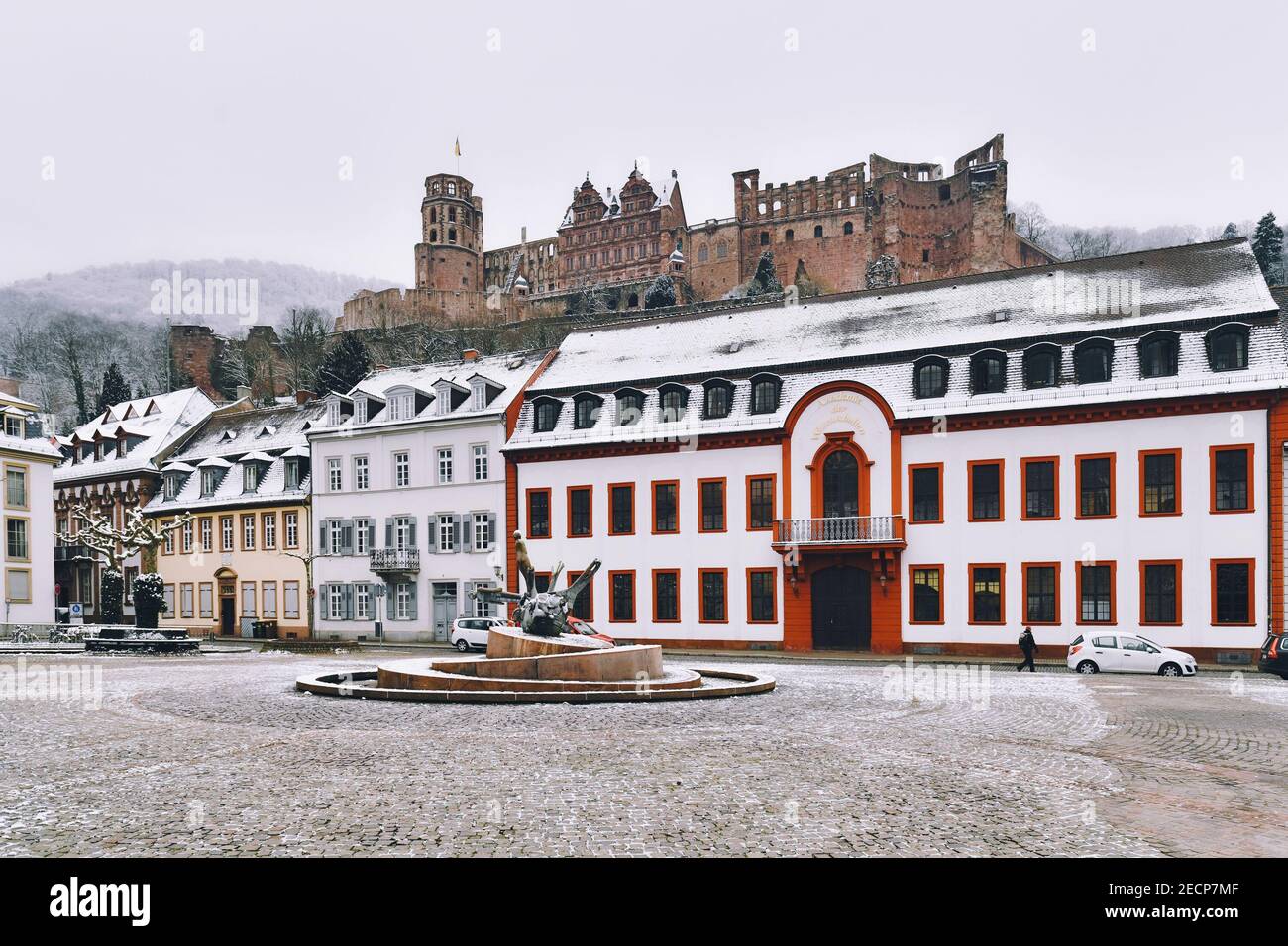 Heidelberg, Deutschland - Februar 2020: Karlsplatz mit Schnee im Winter im historischen Stadtzentrum von Heidelberg Stockfoto
