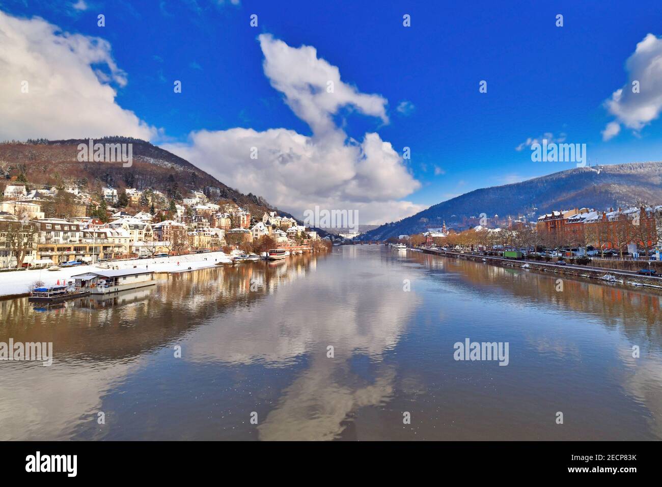 Heidelberg, Deutschland - Februar 2021: Schöner Blick auf die Odenwaldhügel mit historischem Schloss und neckar. Blick von der Theodor Heuss Brücke Stockfoto