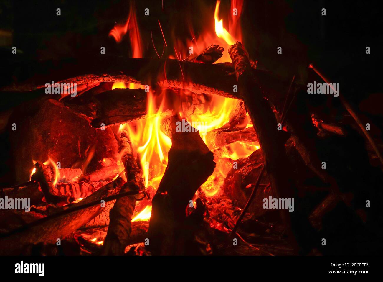 Brennendes Holzfeuer im Kamin Stockfoto