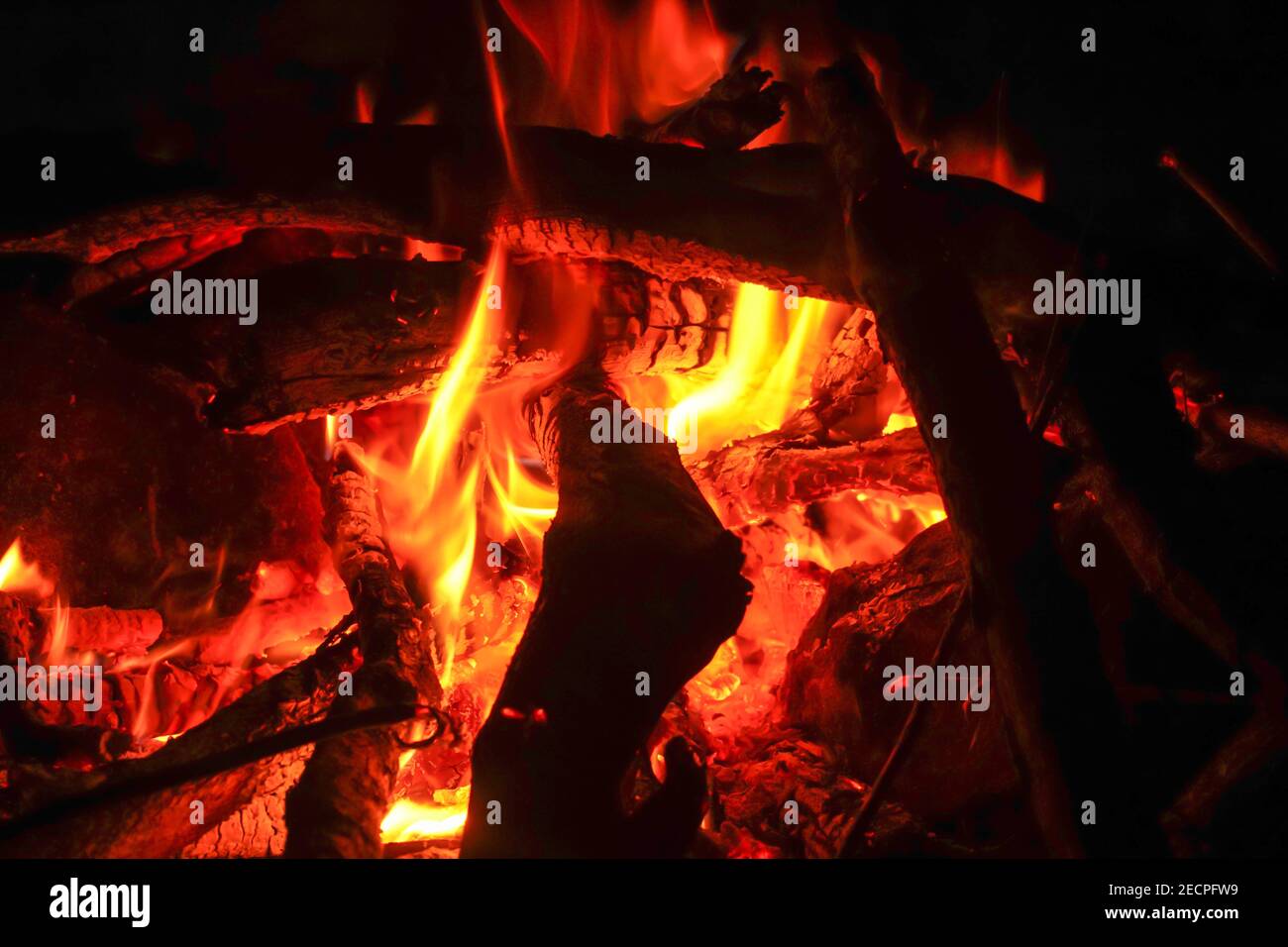 Brennendes Holzfeuer im Kamin Stockfoto