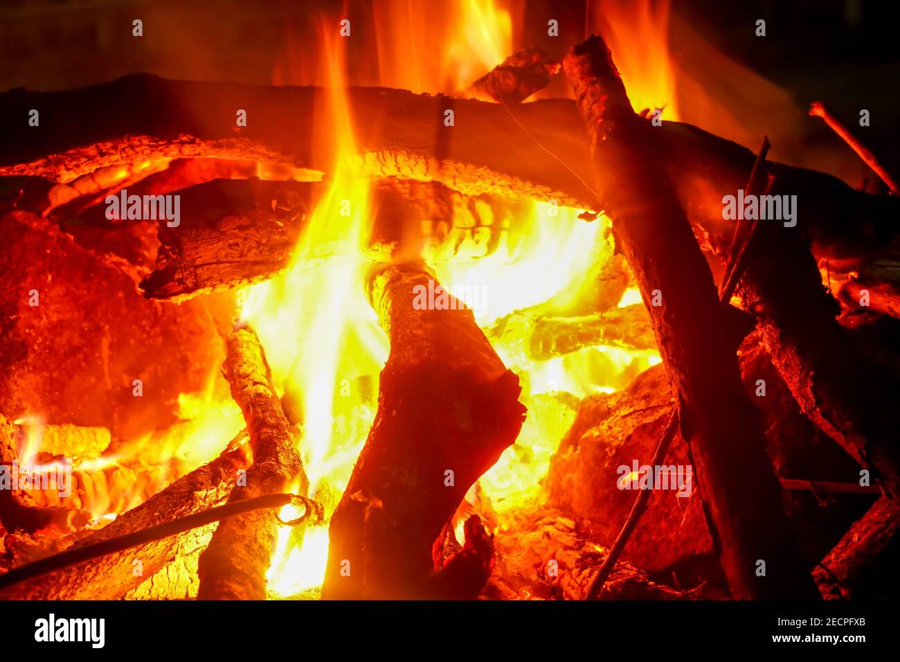 Brennendes Holzfeuer im Kamin Stockfoto