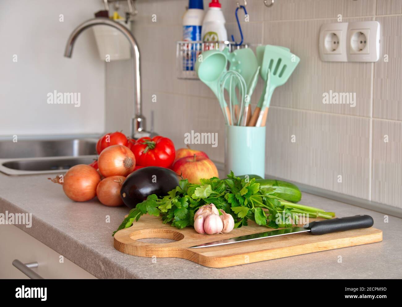 Verschiedene Obst und Gemüse auf Küchenschreibtisch Stockfoto