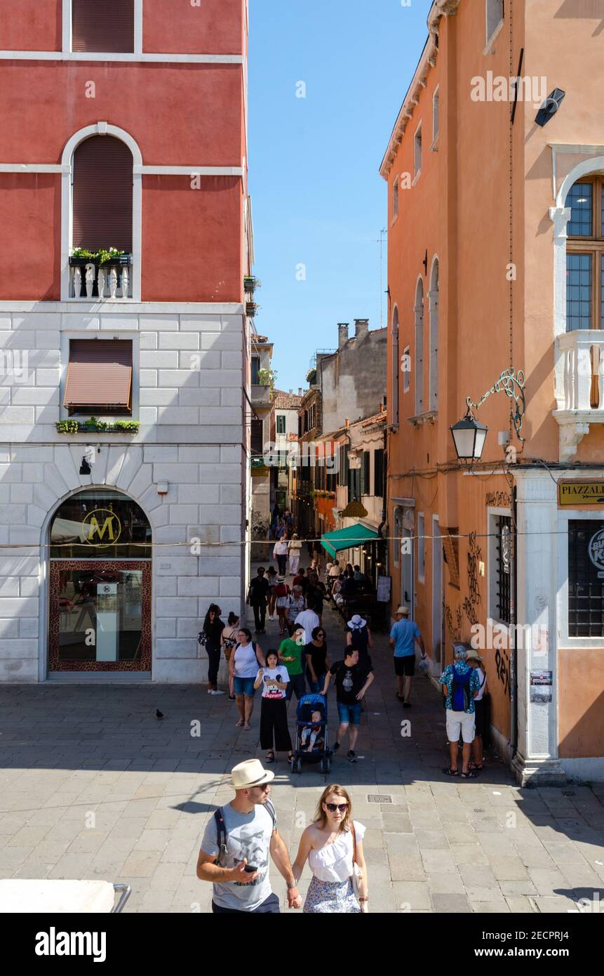 Sommer in Venedig, Italien. Blick auf alte Gebäude und enge Gassen. Monumente einer der schönsten Städte Italiens. Stockfoto