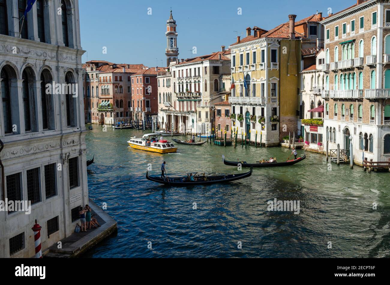 Die Menschen genießen eine Gondelfahrt im Wasser des Canale Grande, Venedig, Italien. Stockfoto