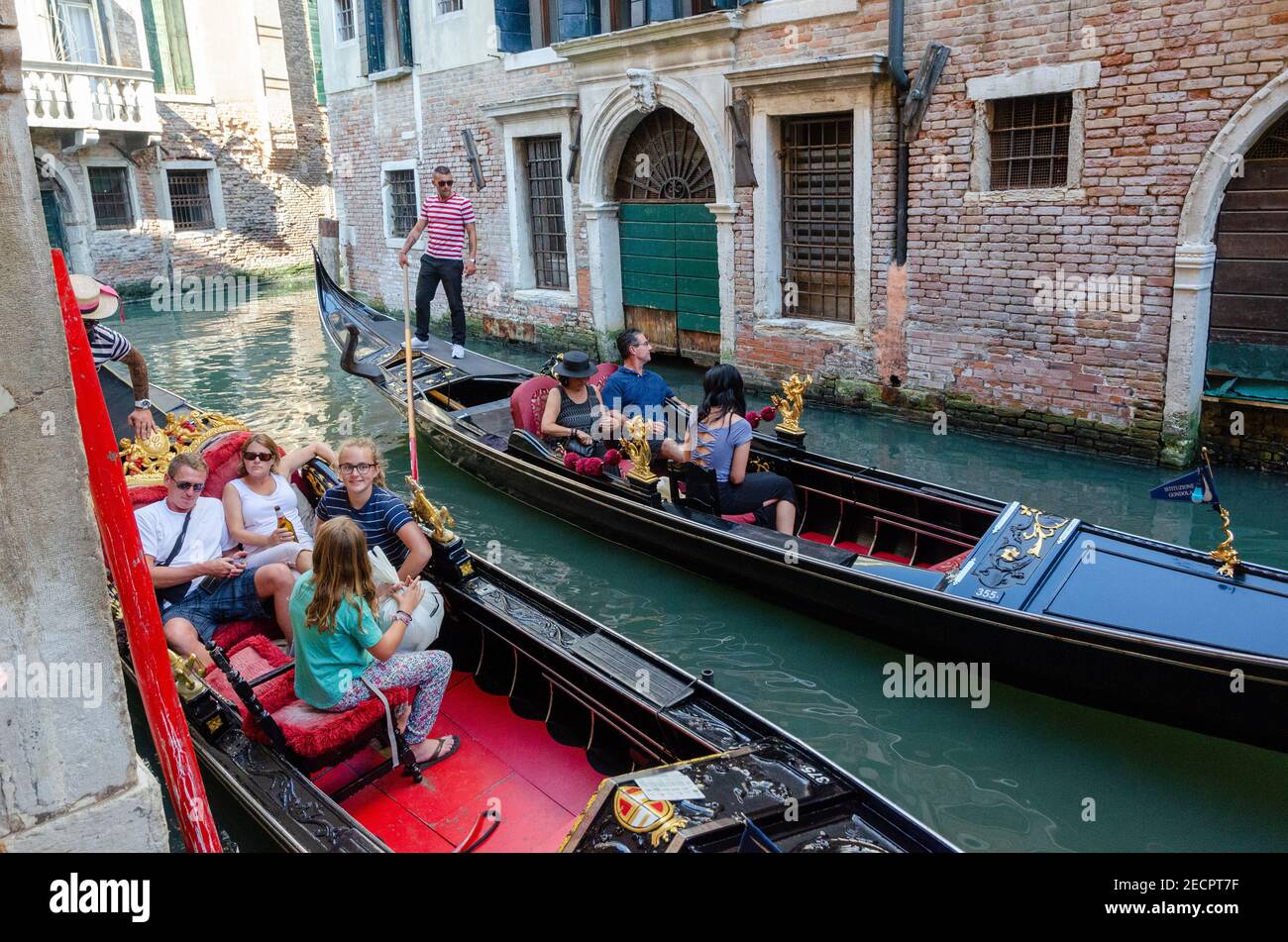 Die Menschen genießen eine Gondelfahrt im Wasser des Kanals, Venedig, Italien. Stockfoto