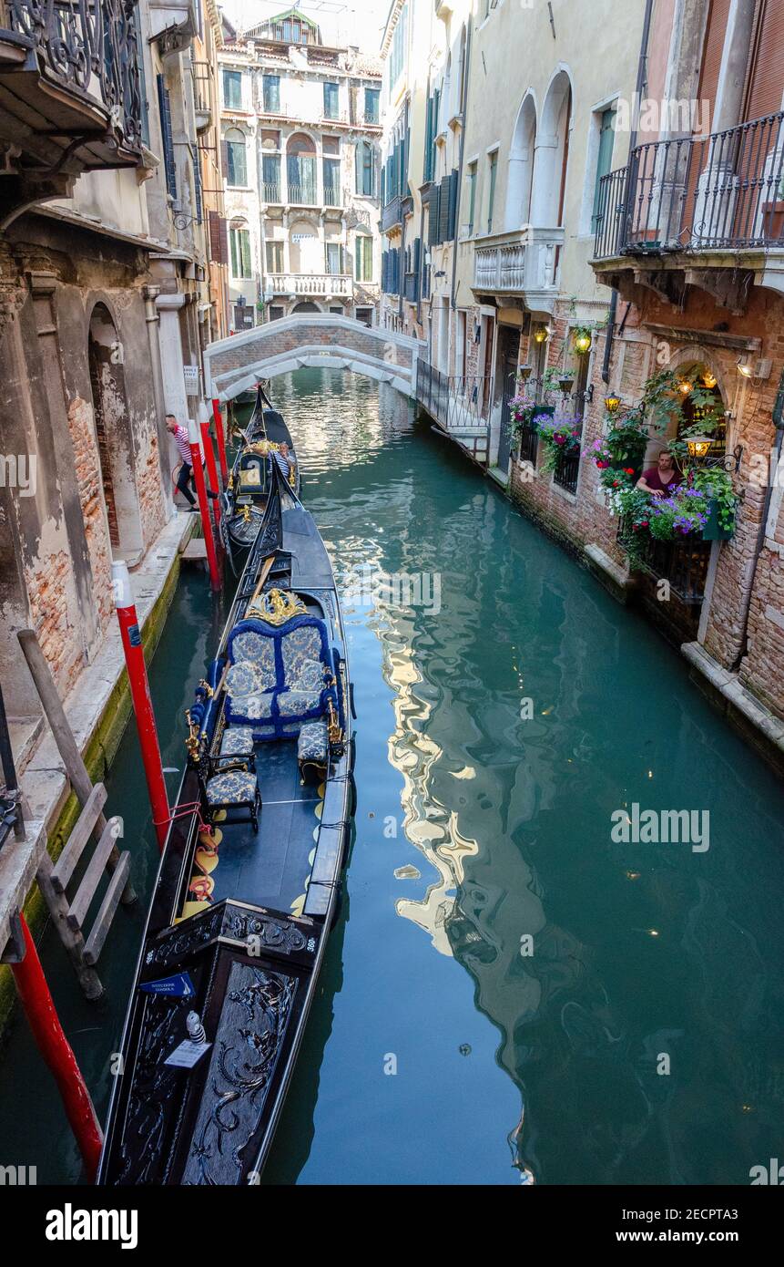 Leere Gondel links im Wasser des Kanals, Venedig, Italien. Stockfoto