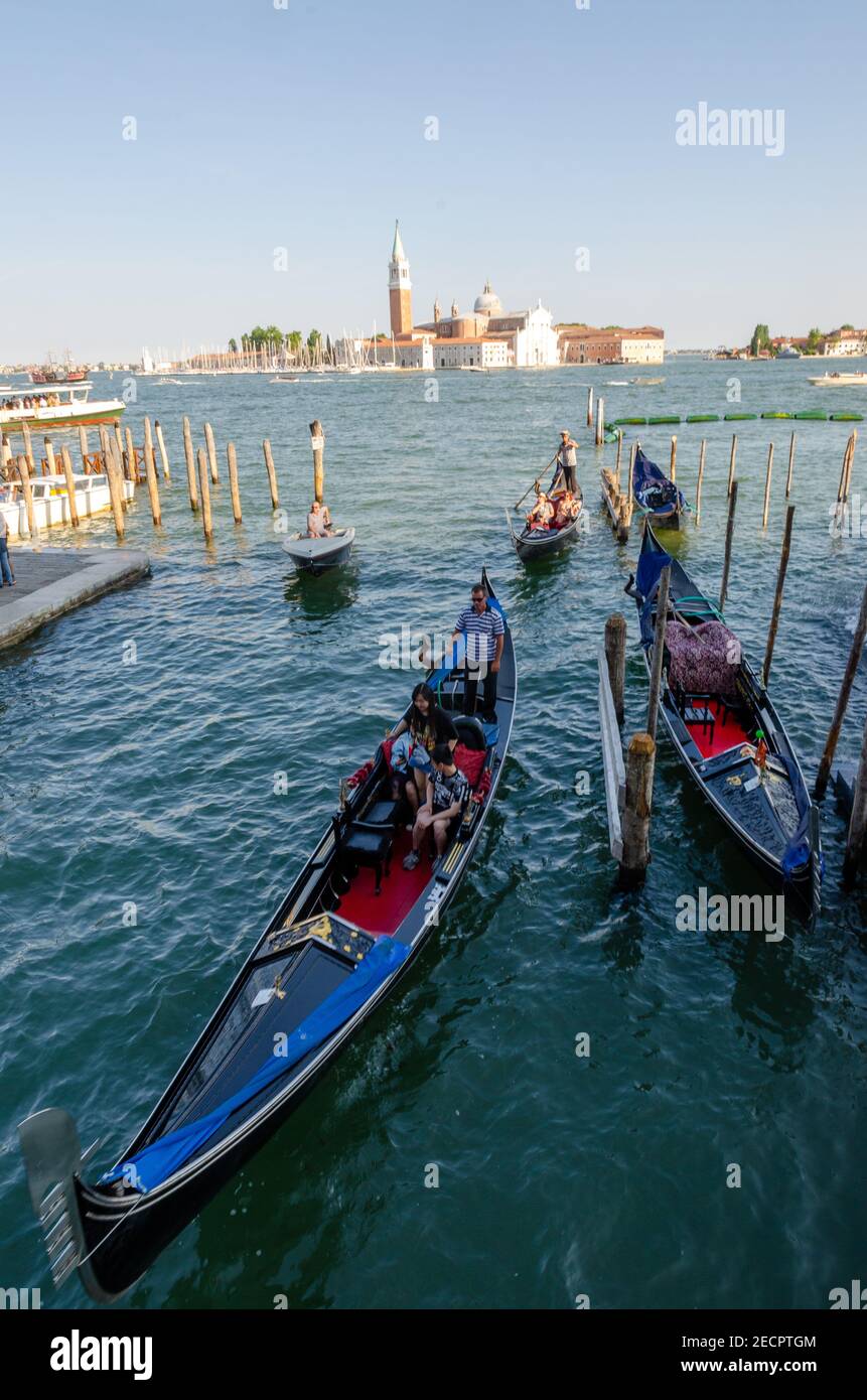 Die Menschen genießen eine Gondelfahrt im Wasser des Canale Grande, Venedig, Italien. Stockfoto