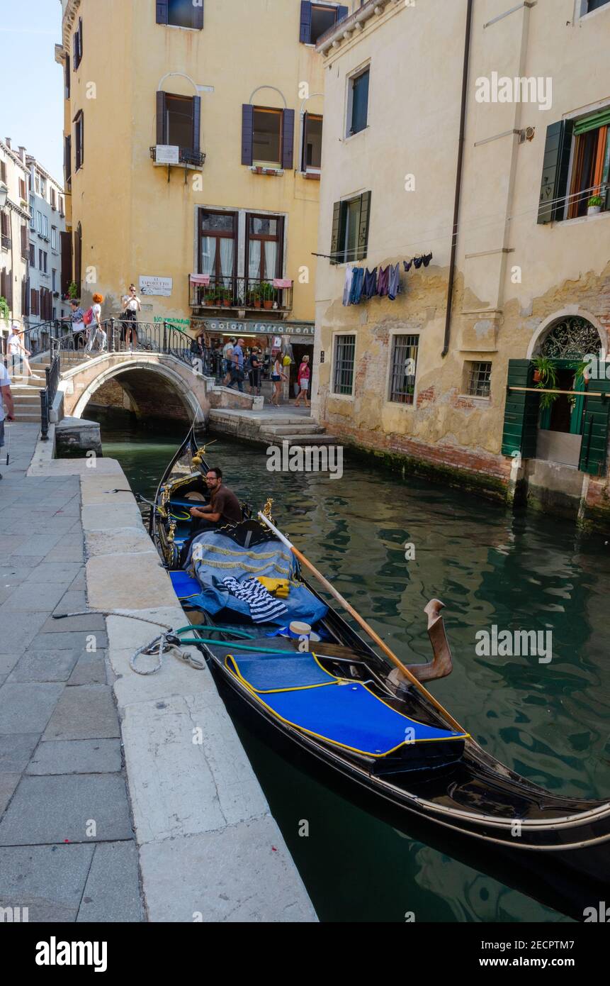 Leeres Gondelboot links im Wasser des Kanals, Venedig, Italien. Stockfoto