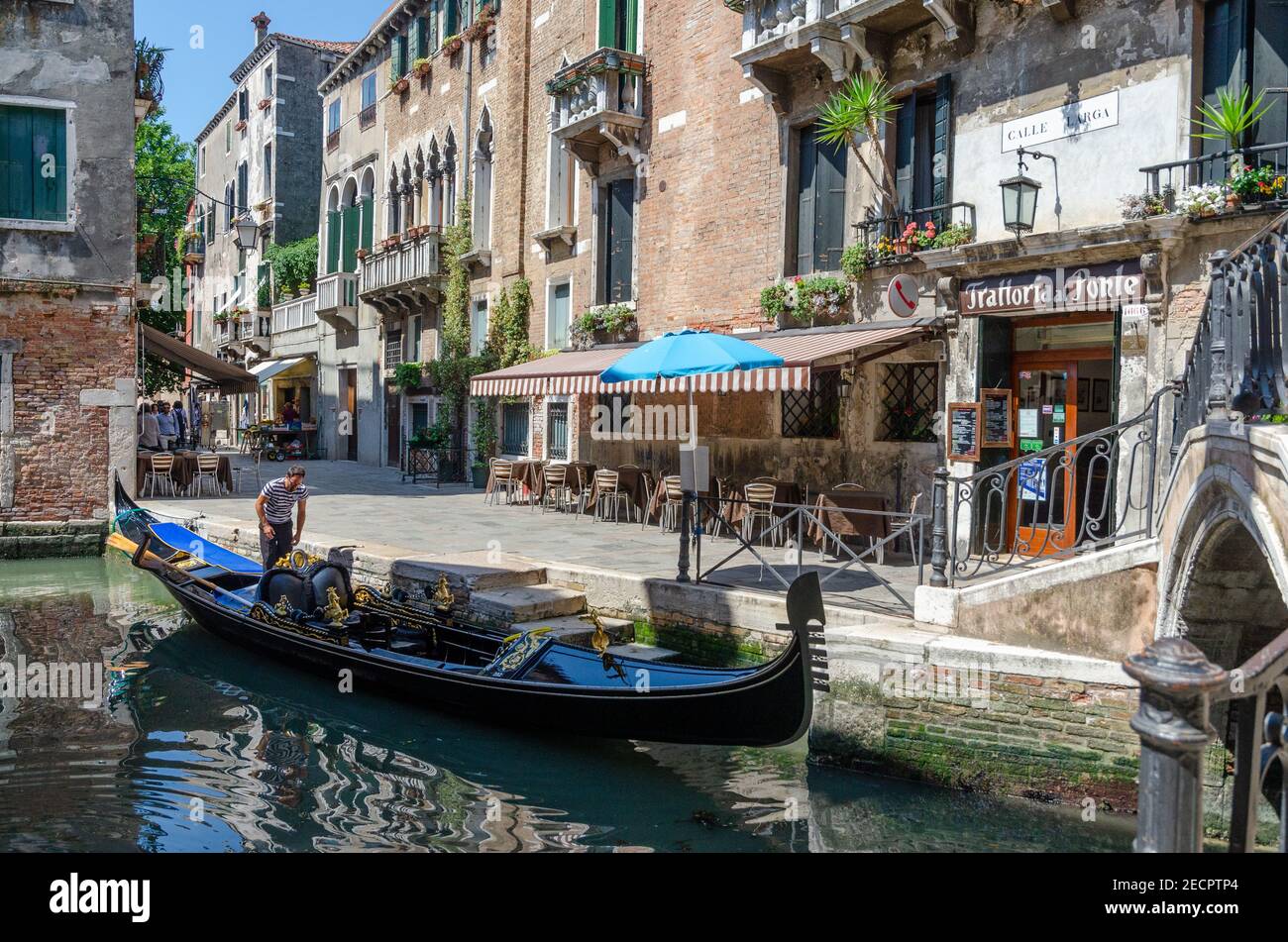 Gondeln Boot im Wasser des Kanals, Venedig, Italien. Stockfoto