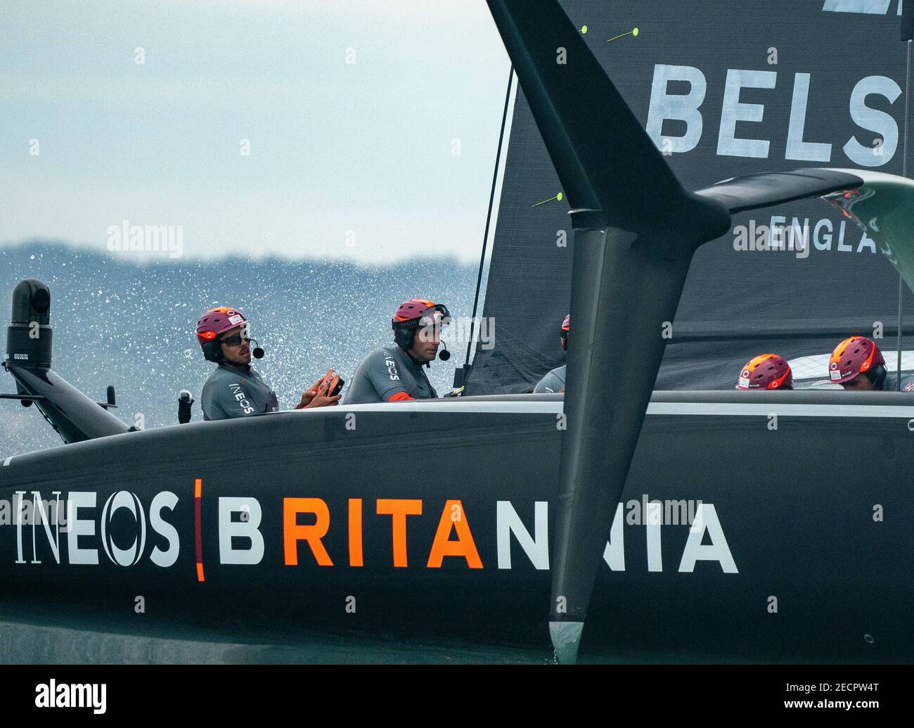 Auckland, Neuseeland, 14. Februar 2021 - das italienische Team Luna Rossa Prada Pirelli, Co-geführt von Francesco Bruni und Jimmy Spithill und der Britannia des INEOS Teams UK, mit Sir Ben Ainslie (Mitte), in Aktion während ihres vierten Rennens im Prada Cup Final im Waitemata Harbour in Auckland. Links ist Großsegel Trimmer Bleddyn Mo. das italienische Team gewann beide Rennen am Tag und ist jetzt 4-0 in der Serie.Quelle: Rob Taggart/Alamy Live News Stockfoto