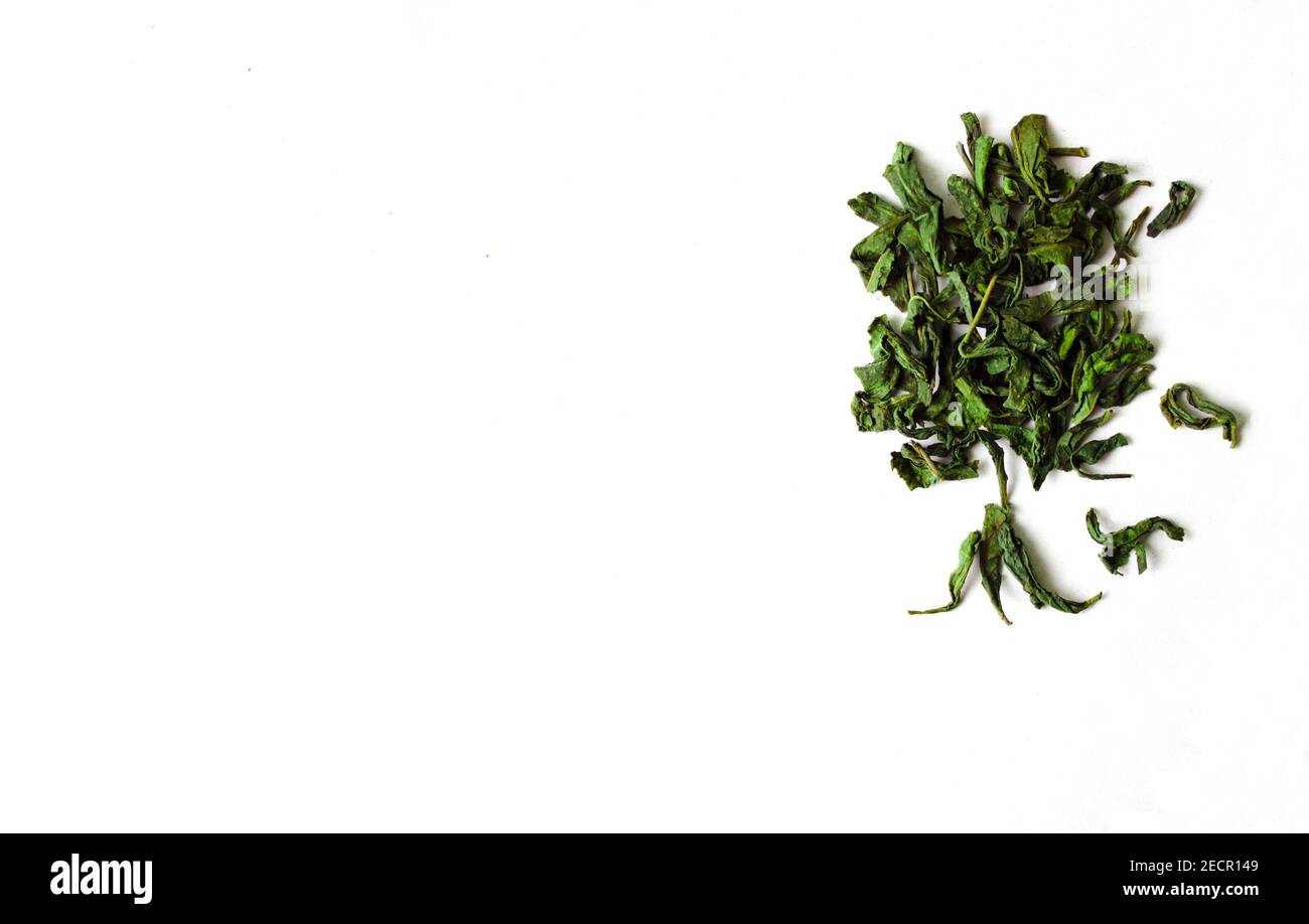Grüne Teeblätter in Baumform auf weißem isolierten Hintergrund.Grün Trockene Teeblätter Stockfoto