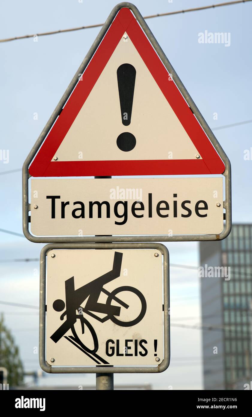 Verkehrszeichen Gefahr von Trambahnen für Radfahrer. Übersetzung für Tramgeleise ist Tramgleise ein Gleis bedeutet Spur. Stockfoto