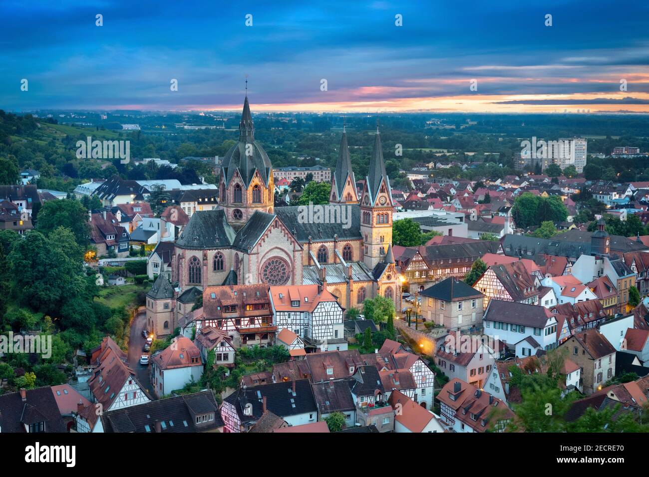 Heppenheim, Deutschland. Luftbild in der Abenddämmerung mit der St. Peter Kirche im Vordergrund Stockfoto