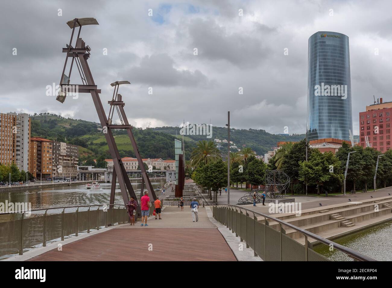Landschaft am Ufer des Flusses Nervion in der Innenstadt von Bilbao, Spanien Stockfoto