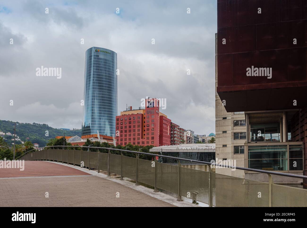 Landschaft am Ufer des Flusses Nervion in der Innenstadt von Bilbao, Spanien Stockfoto