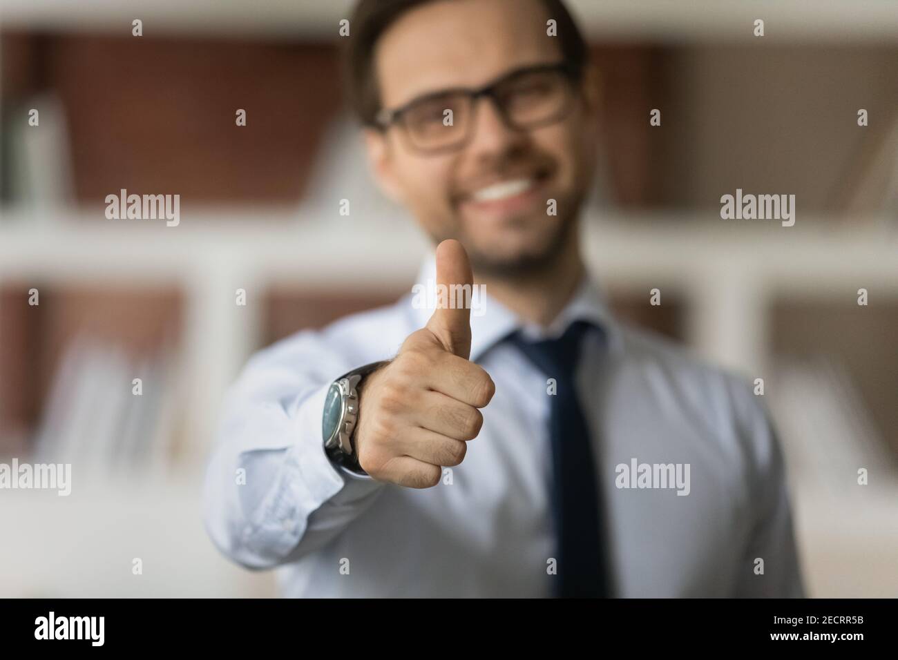 Nahaufnahme des lächelnden Mannes zeigen Daumen nach oben Stockfoto