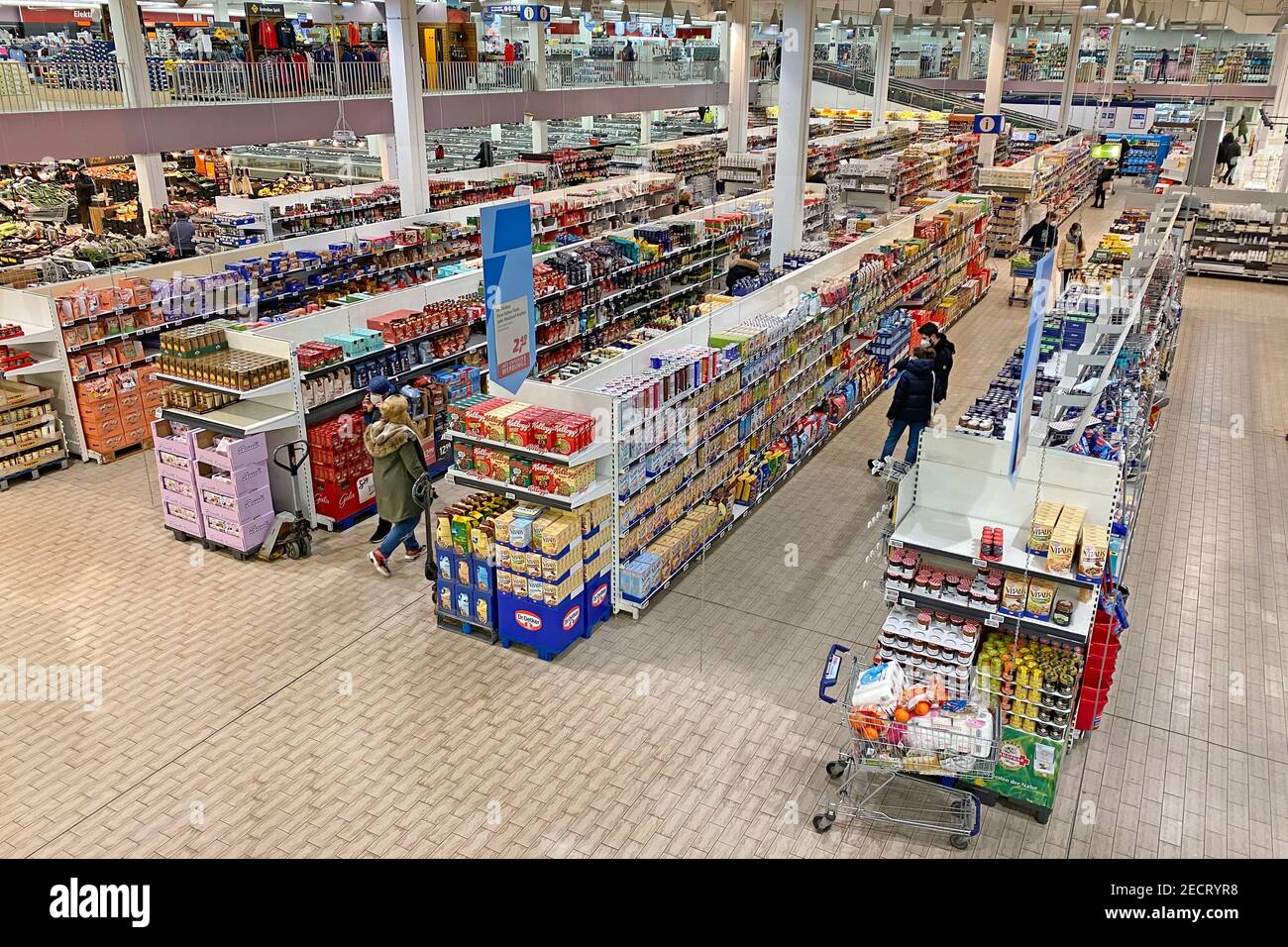 Topic Bild Supermarkt Kette Real. Real- rund 30 Geschäfte sind nach dem  Verkauf geschlossen. Nur wenige Kunden mit FFP2 Mundschutz, Masken im Real  Markt, Supermarkt in München Freimann. Weltweite Nutzung Stockfotografie -  Alamy