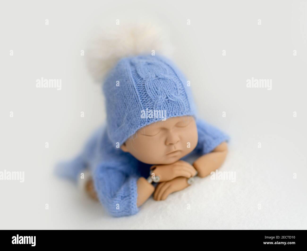 Schaufensterpuppe des Neugeborenen für Foto posieren Stockfoto
