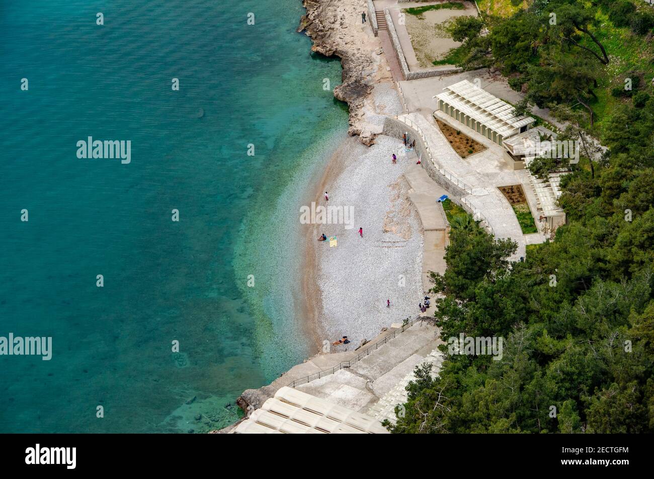 Luftaufnahme eines schönen Strandes mit türkisfarbenem Meer. Mittelmeer, Nafplio, Griechenland Stockfoto