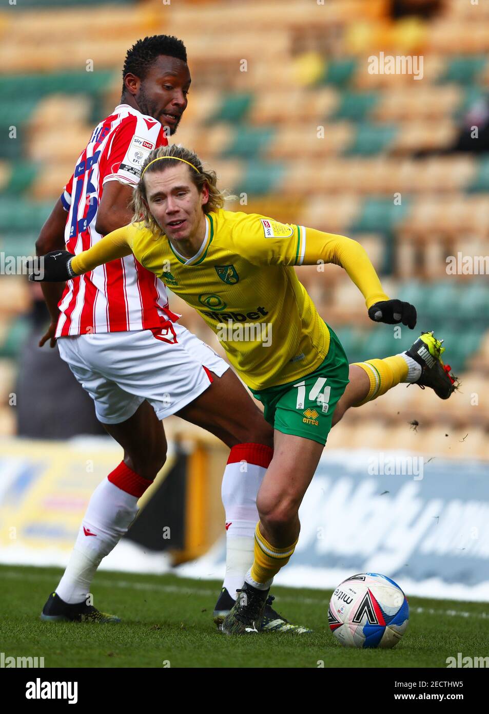 Todd Cantwell aus Norwich City und Mikel John Obi aus Stoke City - Norwich City / Stoke City, Sky Bet Championship, Carrow Road, Norwich, UK - 13th. Februar 2021 nur redaktionelle Verwendung - es gelten DataCo-Beschränkungen Stockfoto