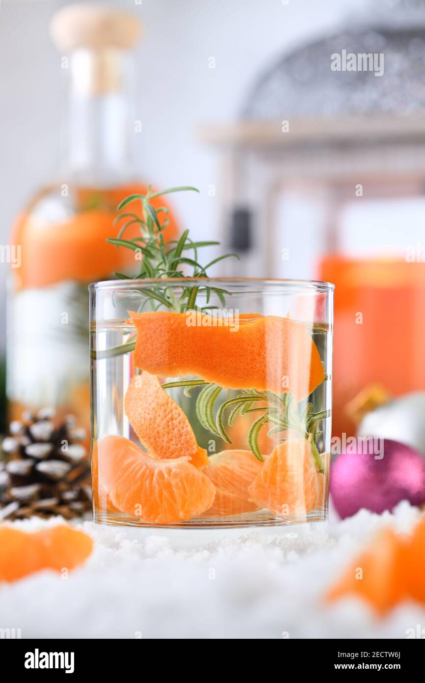 Rezept Weihnachten Gin Cocktail mit Clementine, Ingwer und Rosmarin Stockfoto