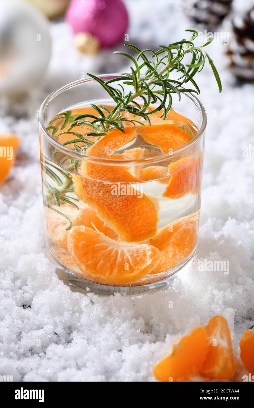 Rezept Weihnachten Gin Cocktail mit Clementine, Ingwer und Rosmarin Stockfoto