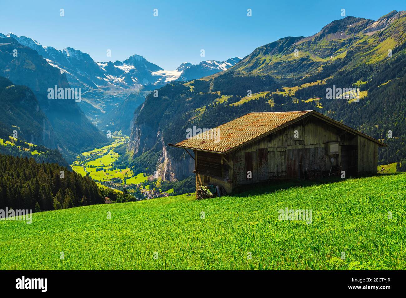 Niedliche alte Holzscheune auf der alpinen grünen Wiese und schöne Aussicht mit Lauterbrunnental von den Pisten, Berner Oberland, Schweiz, Europa Stockfoto