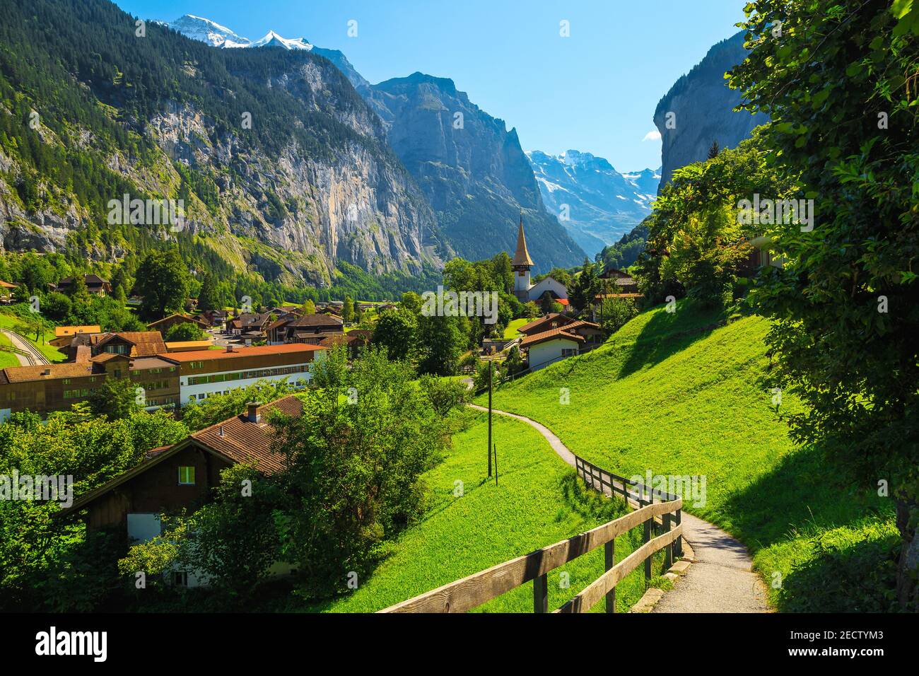 Schönes touristisches Bergdorf im spektakulären tiefen Tal. Fantastisches Reise- und Touristenziel, Lauterbrunnen Dorf mit Gletschern in BA Stockfoto