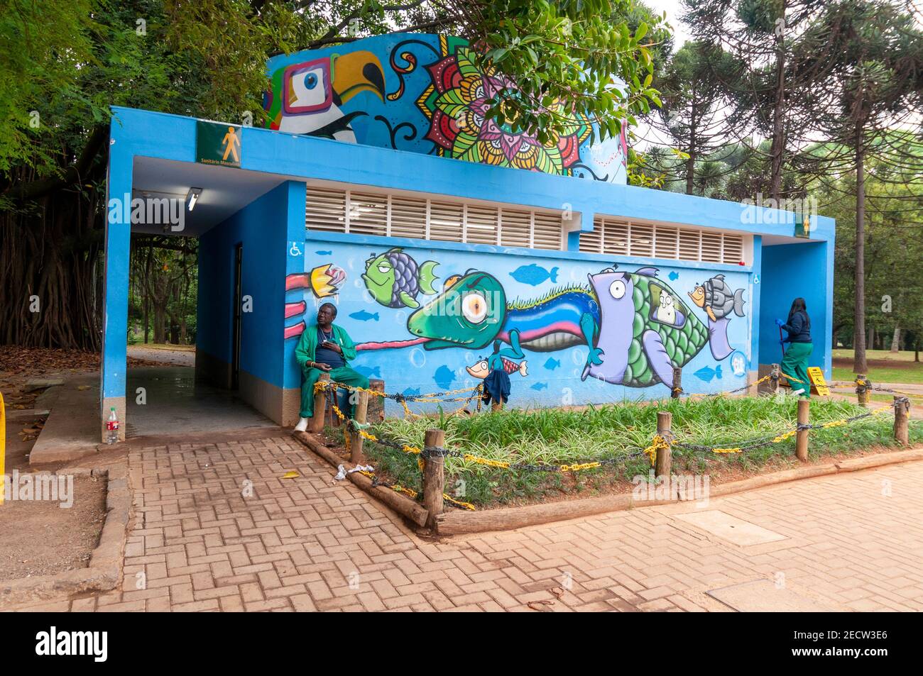 A Damen & Herren Toiletten mit Graffiti im Parque do Ibirapuera (Ibirapuera Park) in Sao Paulo in Brasilien bedeckt. Stockfoto