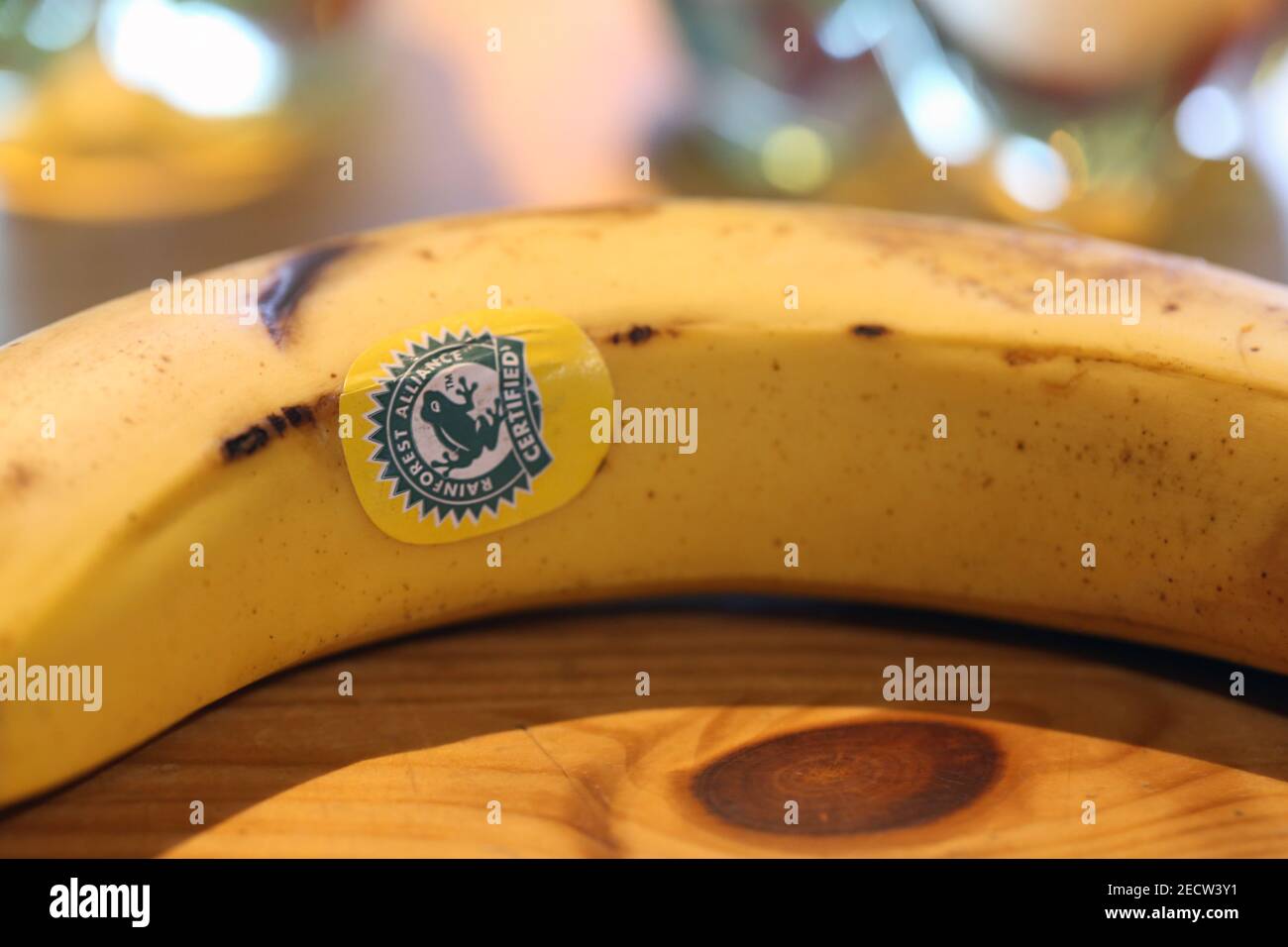 Nahaufnahme einer Banane mit einem Zertifikat der Regenwaldallianz, das besagt, dass die Früchte nachhaltig angebaut wurden. Gesund und lecker! Stockfoto