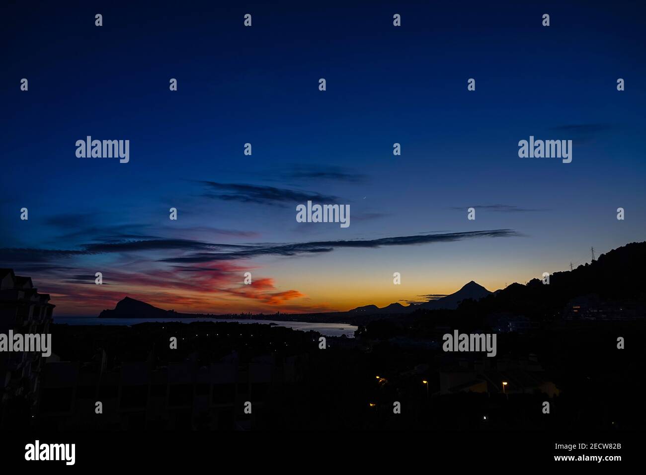 Sonnenuntergang über dem Ferienort Benidorm, von Mascarat aus gesehen, in der Nähe von Calpe, Costa Blanca, Spanien Stockfoto