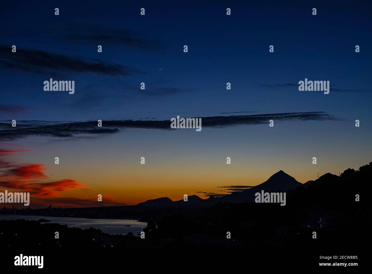 Sonnenuntergang über dem Ferienort Benidorm, von Mascarat aus gesehen, in der Nähe von Calpe, Costa Blanca, Spanien Stockfoto