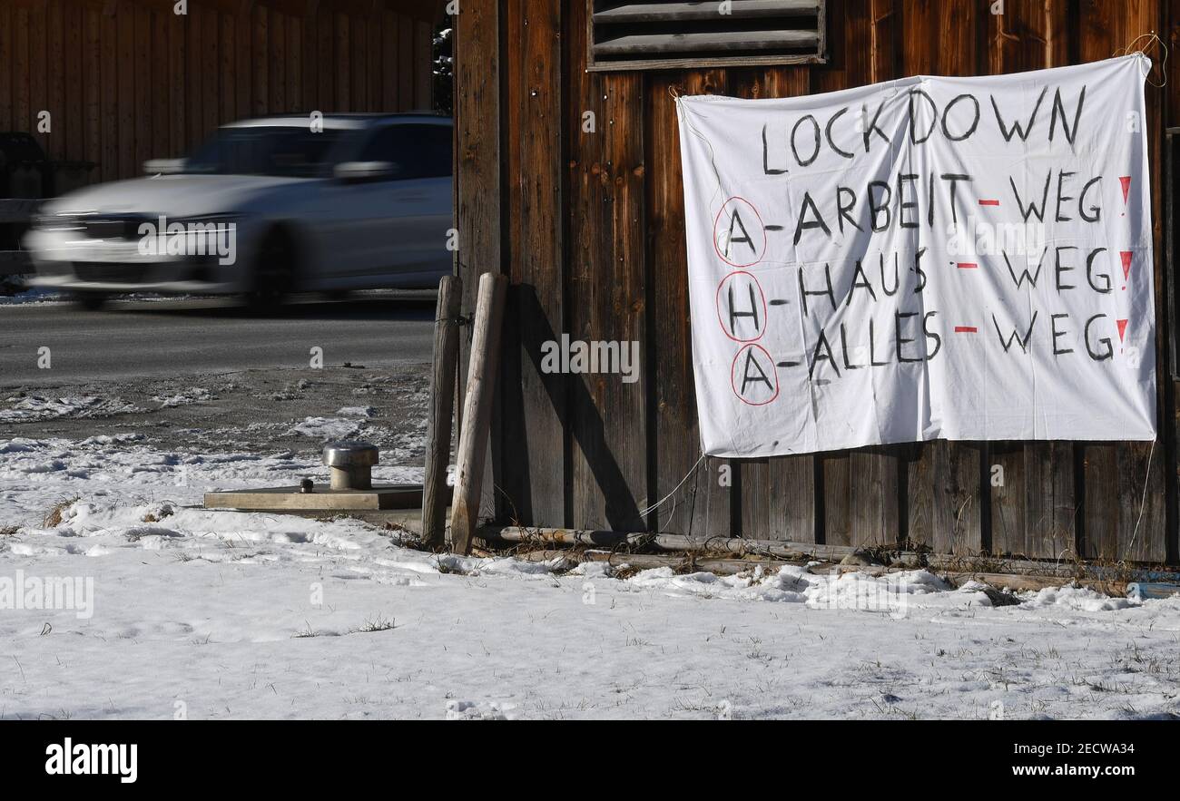 Neuhaus, Deutschland. Februar 2021, 14th. Ein Banner mit dem Text "Lockdown AHA Work-away, House-away, everything-away" hängt von einem Holzstapel. Quelle: Angelika Warmuth/dpa/Alamy Live News Stockfoto