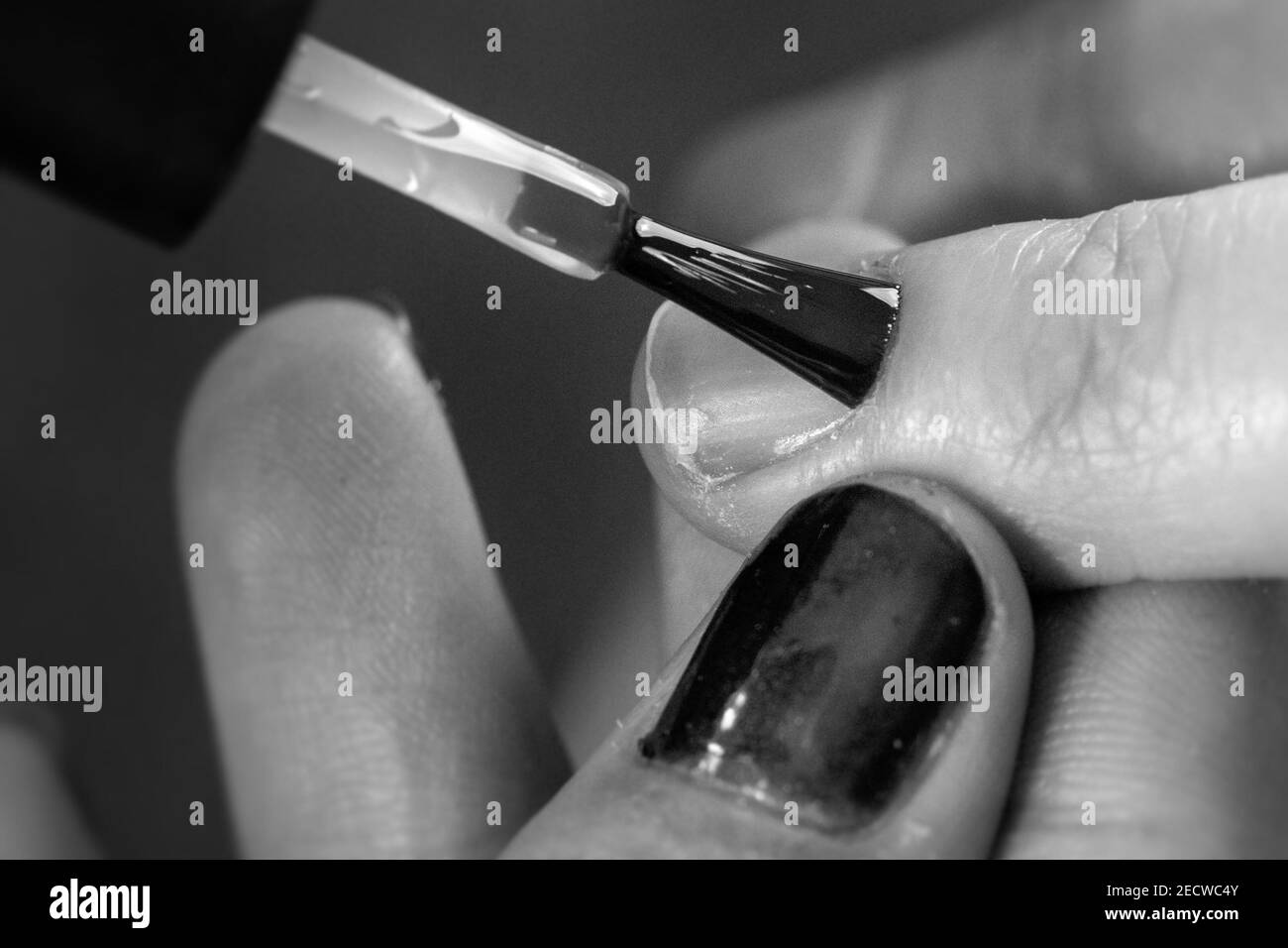 Nahaufnahme eines Nagellackjobs mit weiblichen Händen Stockfoto