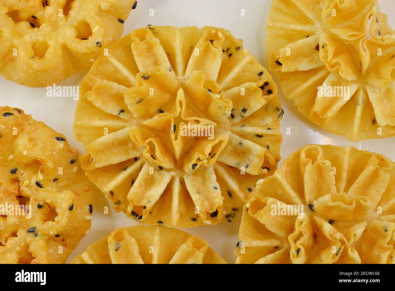 Draufsicht auf eine Kuih Rose oder Rosette Cookie, eine beliebte festliche Leckerbissen zur Feier des chinesischen Neujahrs in Singapur und Malaysia Stockfoto