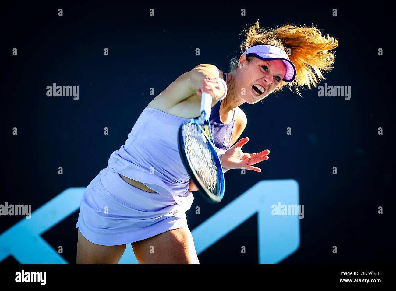 Laura Siegemund (WTA 36) In Aktion während eines Tennismatches zwischen  belgisch-belarussischen Paar Mertens-Sabalenka und das deutsch-bulgarische  Paar Siegmun Stockfotografie - Alamy