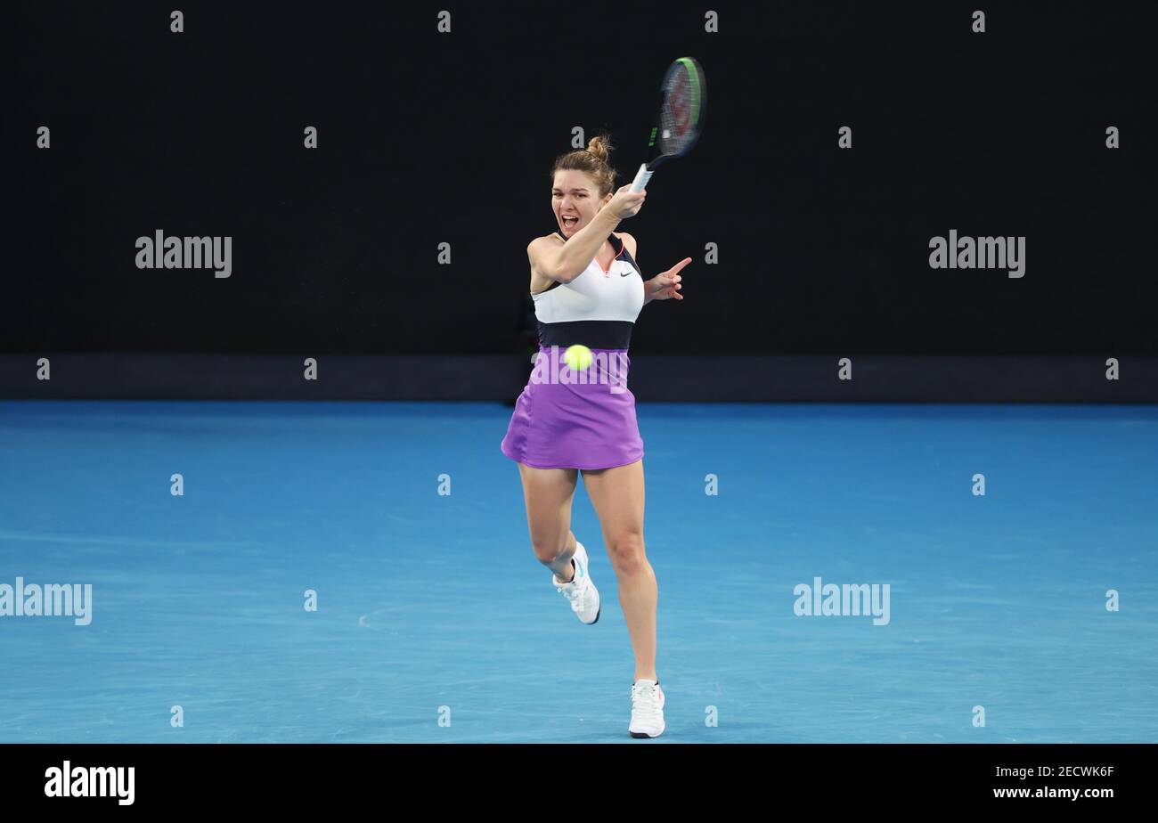 (210214) -- MELBOURNE, Feb. 14, 2021 (Xinhua) -- Simona Halep trifft eine Rückkehr während der Frauen Einzel 4th Runde Spiel zwischen Simona Halep aus Rumänien und IGA Swiatek aus Polen bei der Australian Open 2021 Tennisturnier in Melbourne Park, Melbourne, Australien, am 14. Februar 2021. (Xinhua/Bai Xuefei) Stockfoto