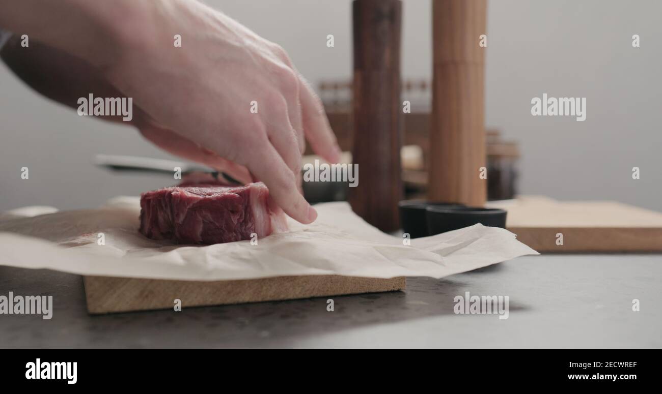 Mann wickle New york Steak auf die Arbeitsplatte, breites Foto Stockfoto